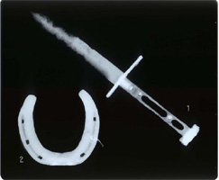 文化財のレントゲン撮影 ５００年前の蹄鉄と小刀